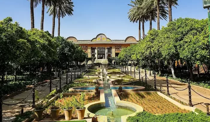 عمارت با معماری تاریخی و محوطه ی سنگ فرش شده و حوضو باغچه های رنگارنگ باغ نارنجستان قوام 5445