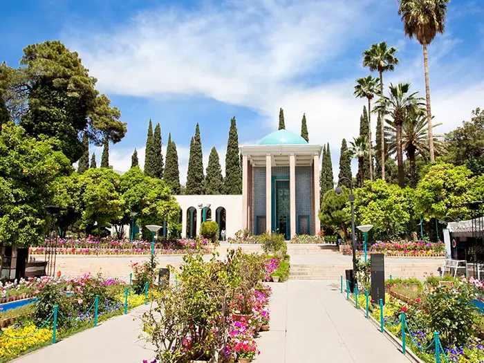 آراماگه سعدی با معماری زیبا و محوطه سنگ فرش شده وباغچه های سر سبز 1211212112