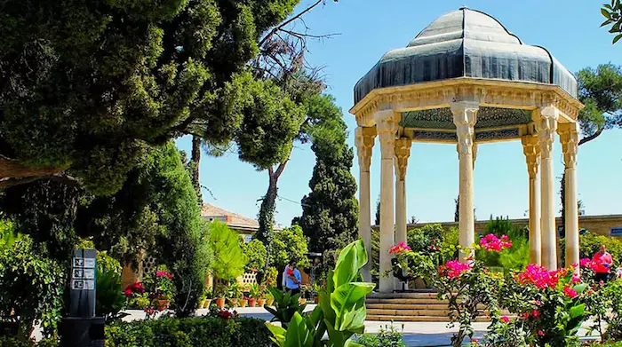 آرامگاه حافظ با معماری زیبا و محوطه سنگ فرش شده سرسبز و رنگارنگ 5541541415