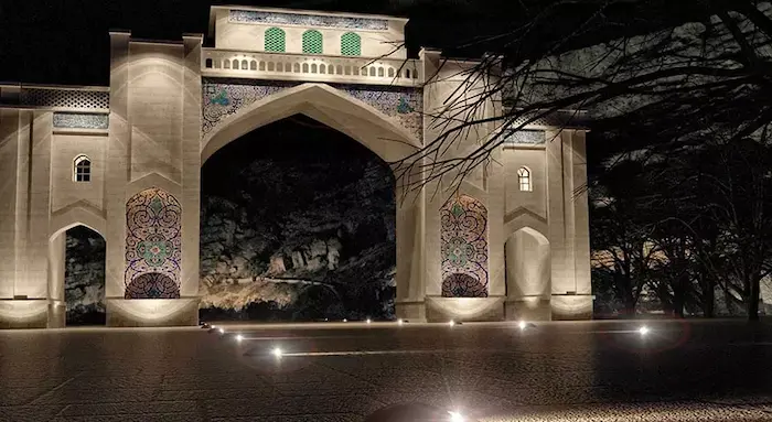 دروازه قرآن با محوطه سنگ فرش و نور پردازی شده با نور سفید 87674687464