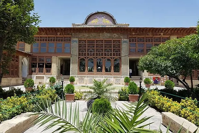 زینت الملک با معماری زبا و محوطه سنگ فرش شده و باغچه سرسبز 8487478