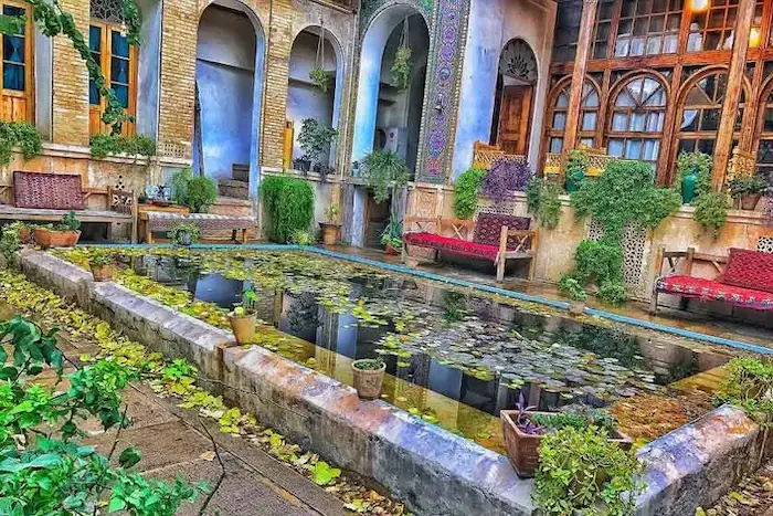 موزه موسیقی شیراز با حوض پرآب و محوطه سنگ فرش شده و باغچه سرسبز 19897803212