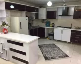یخچال و کابینت زرشکی رنگ و هود آشپزخانه آپارتمان در شیراز