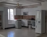 یخچال و لباسشویی و کابینت های سفید آشپزخانه ویلا در شهرک نیایش