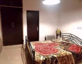 تخت خواب با روتختی رنگی اتاق خواب ویلا در شهرصدرا