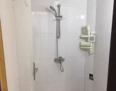 کاشی سفیدرنگ و دوش حمام سرویس بهداشتی آپارتمان در شیراز