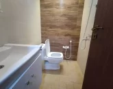 توالت فرنگی و روشویی سرویس بهداشتی آپارتمان در عفیف آباد