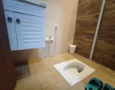 توالت ایرانی و کمد سرویس بهداشتی آپارتمان در عفیف آباد