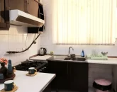 کابینت های مشکی رنگ و هود آشپزخانه واحد آپارتمان در عفیف آباد
