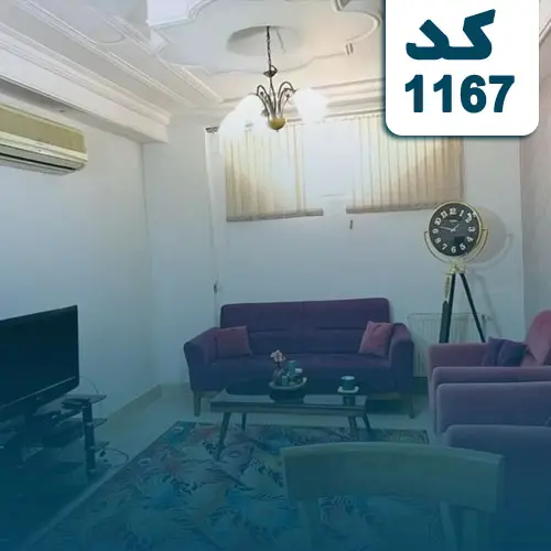 مبلمان زرشکی و تلویزیون و اسپیلت سالن نشیمن آپارتمان در قصردشت