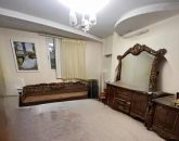 اتاق خواب با آینه کنسول قهوه ای و صندلی نشیمن سنتی آپارتمان در شهرصدرا 995652