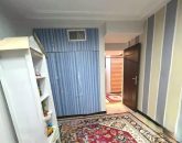 اتاق خواب کودک با کاغذ دیواری آبی و کمد دیواری آبی آپارتمان در شهرصدرا 9552652