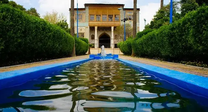 عمارت باغ دلگشا حوضچه آبی آن در جلوی ساختمان 4568468