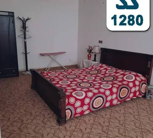 اتاق خواب با تخت 2 نفره ومیز اتو خانه ویلایی در شیراز 5964596