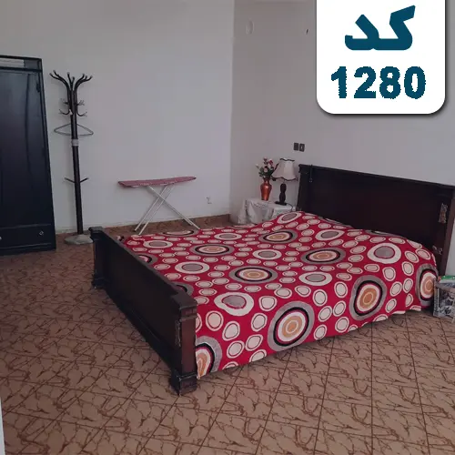 اتاق خواب با تخت 2 نفره ومیز اتو خانه ویلایی در شیراز 5964596