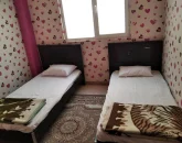 اتاق خواب با تخت های یک نفره آپارتمان در عفیف آباد 45646