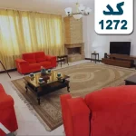 اتاق پذیرایی فرش شده به همراه مبلمان قرمز و تلوزیون رومیزی، شومینه آپارتمان در شیراز 2415684