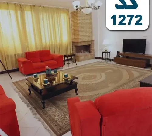 اتاق پذیرایی فرش شده به همراه مبلمان قرمز و تلوزیون رومیزی، شومینه آپارتمان در شیراز 2415684