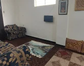 اتاق پذیرایی فرش شده به همراه مبلمان و تلوزیون ویلا در شیراز 45646