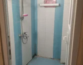 حمام با کاشی های سفید آبی آپارتمان در عفیف آباد 4684
