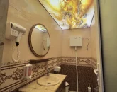 سرویس بهداشتی ایرانی به همراه سشوار، روشو آینه، سقف کاذب ویلا در شیراز 48547