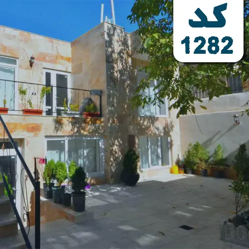 نمای ساختمان سنگی و پله های سنگی و حیاط محوطه سازی شده خانه ویلایی در قصر دشت 529866