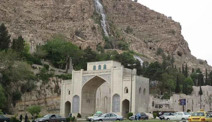 نمای اطراف دروازه قران در شیراز 384834854