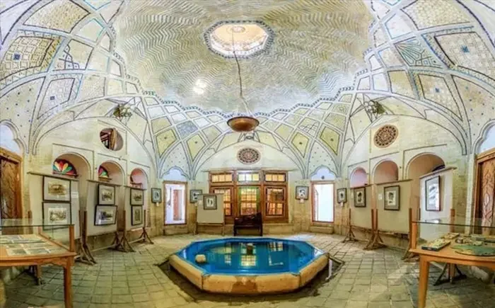 نمای داخلی سنتی با حوضچه آبی موزه هنرهای تجسمی در خانه فروغ الملک شیراز 145614