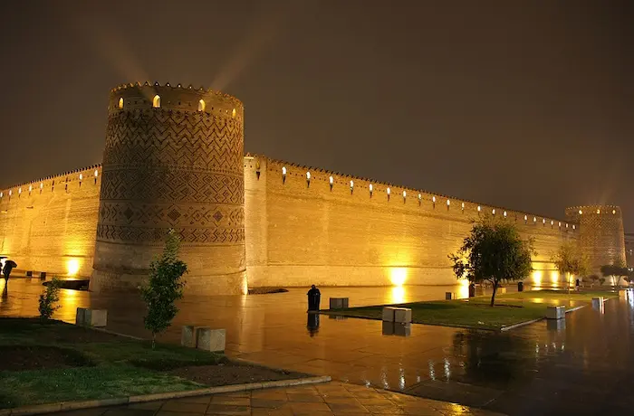 نمای قلعه آجری ارگ کریمخانی و درخشش آن در شب و در اطراف باغ ارم در شیراز 25646