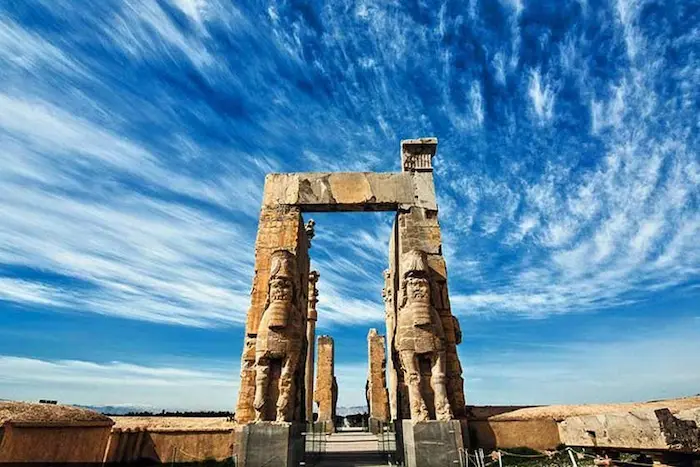 بنای تاریخی تخت جمشید شیراز در زیر آسمان ابری 445641