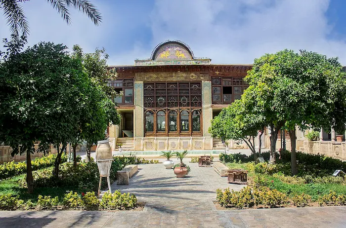 نمای بیرونی خانه قدیمی زینت الملوک به همراه محوطه سازی سرسبز در شیراز 5665