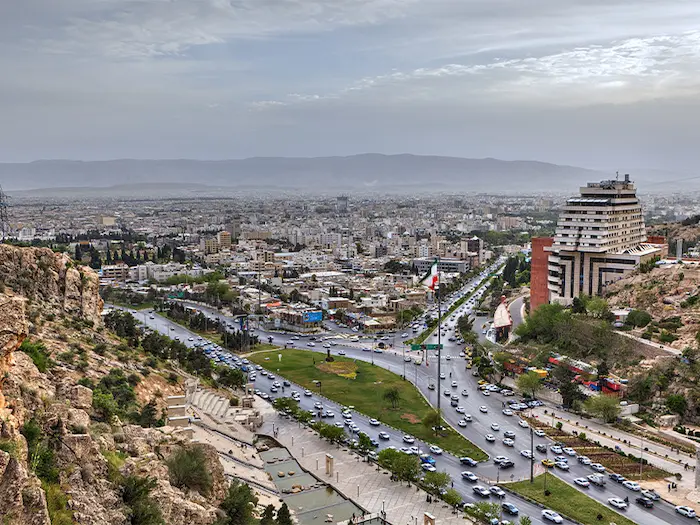 خانه ها و اماکن های تجاری در کنار بلوار شهر شیراز 