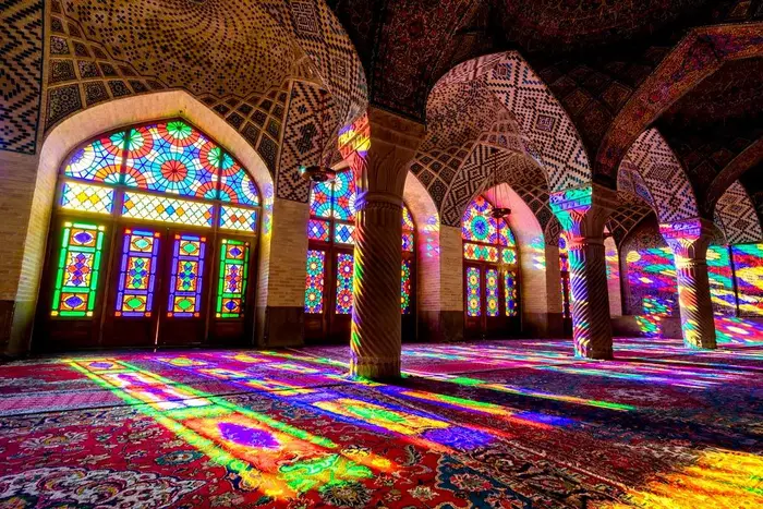 نمای داخلی اتاق سنتی با پنجره های رنگی در شیراز 524165