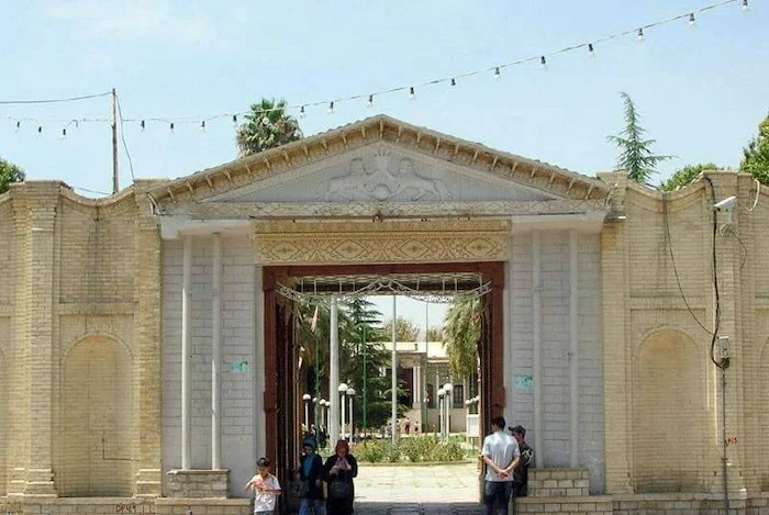 ورودی باغ عفیف آباد در شهر شیراز 418778663774