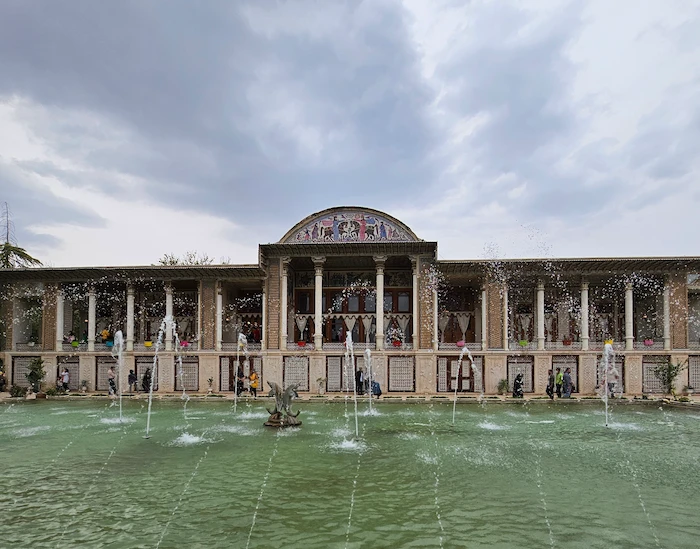 حوض بزرگ و فواره های آب روبه روی کاخ سلطنتی عفیف آباد 41358748743