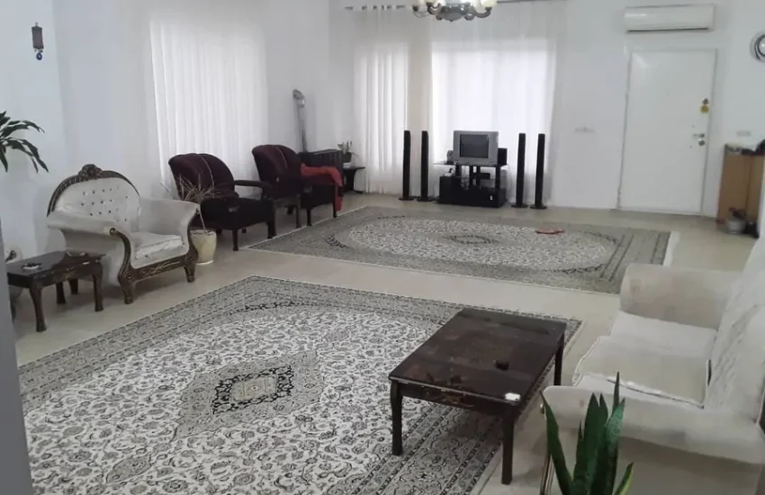 اتاق پذیرایی به همراه مبلمان سفید واحد آپارتمان در شیراز 473868760