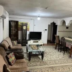 اتاق پذیرایی فرش شده به همراه مبلمان واحد آپارتمان در شیراز 4365934565