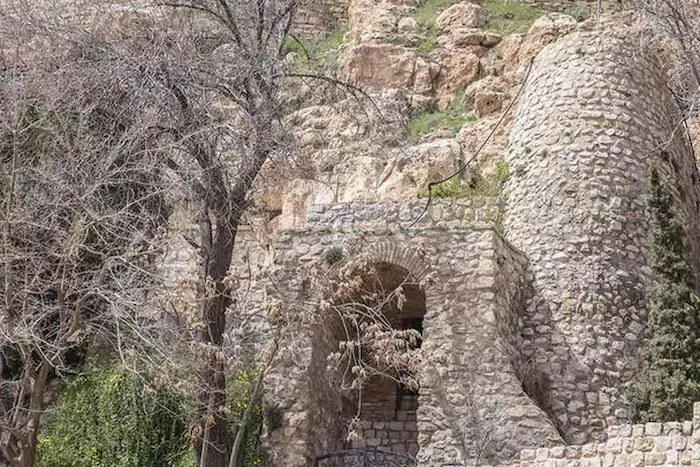 قسمت ورودی به یکی از غارهای اطراف آرامگاه خواجوی کرمانی در شیراز 1468476874896