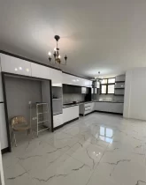 سرامیک طرح دار و کابینت های سیاه سفید آشپزخانه آپارتمان در شیراز