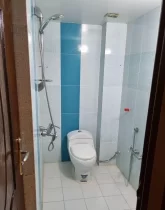 سرامیک آبی و توالت فرنگی سرویس بهداشتی آپارتمان در شیراز
