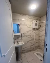 سرامیک سفید و توالت ایرانی و روشویی در سرویس بهداشتی آپارتمان در شیراز
