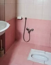توالت ایرانی و روشویی سرویس بهداشتی آپارتمان در قصردشت
