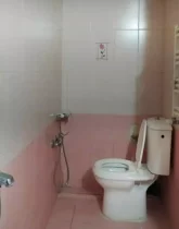 توالت فرنگی و دوش حمام سرویس بهداشتی آپارتمان در قصردشت