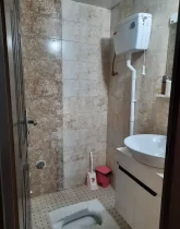 توالت ایرانی همراه با سیفون و دستشویی سرویس بهداشتی ویلا در شهرک گلستان شیراز 1