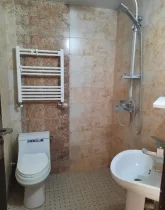 توالت فرنگی و دوش حمام و دستشویی سرویس بهداشتی ویلا در شهرک گلستان شیراز
