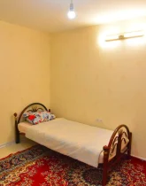 اتاق خواب با تخت 1 نفره و مهتابی و لامپ خانه ویلایی در قصر دشت 456847