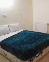 تخت خواب با روتختی آبی رنگ و شوفاژ اتاق خواب ویلا در شهرک نیایش
