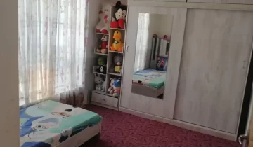 تخت خواب با روتختی عروسکی و کمد دیواری اتاق خواب ویلا در مالی آباد
