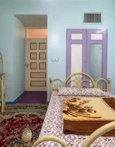 تخت خواب باروتختی رنگی و میز آرایش اتاق خواب ویلا در مالی آباد