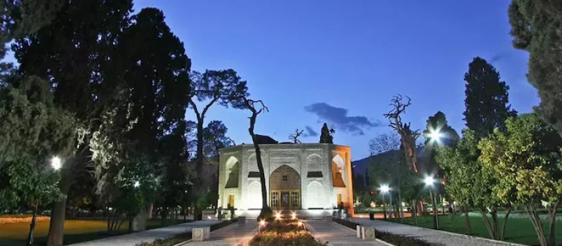 نمای شب و زیبایی حیرت انگیز عمارت و باغ جهان نما در شیراز 41657489867